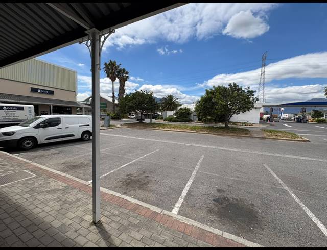 200M² RETAIL TO LET IN GANTS PLAZA